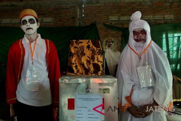 Petugas KPPS berbusana hantu