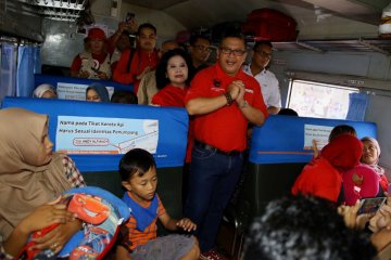 Sekjen PDI Perjuangan lepas peserta mudik gratis di Stasiun Senen