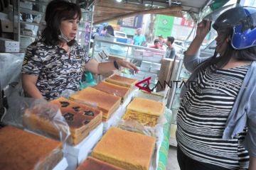 Penjual kue basah tradisional musiman di pasar cinde