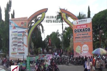 Serunya ngabuburit sambil baca buku di Alun-Alun Madiun