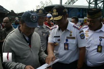 Menyemangati Petugas dan Relawan di Terminal Leuwipanjang