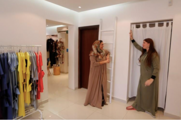 Lepas dari tradisi, perempuan Saudi rancang abaya warna-warni