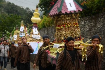 Tradisi kirab sewu kupat