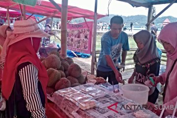 Pedagang Pantai Carocok Painan tawarkan ketan durian