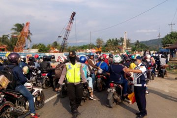 Mereka yang bersepeda motor di Jalur Pantura Brebes