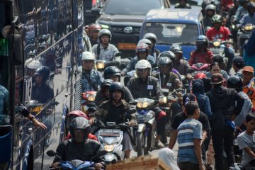 Pemudik bersepeda motor padati jalur mudik Sukabumi