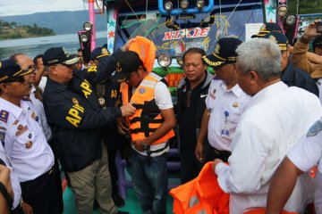 Bantuan pelampung kapal Danau Toba