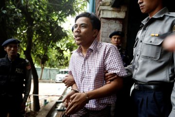 Polisi Myanmar yang jerat wartawan reuters dibebaskan dari penjara