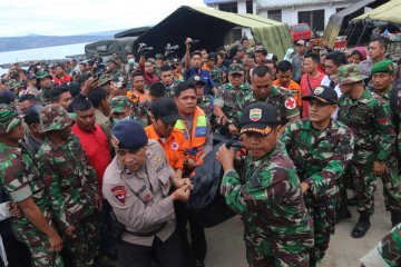 Evakuasi korban KM Sinar Bangun