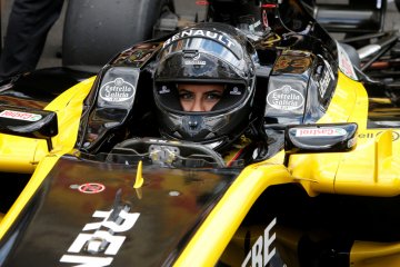 Aseel Al-Hamad, wanita Saudi yang kendarai mobil F1 pada hari bersejarah