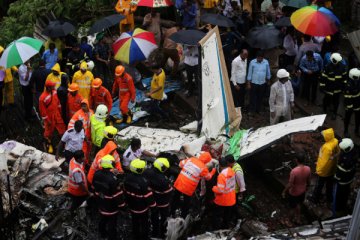 Pesawat repatriasi India kecelakaan, sedikitnya 17 orang tewas