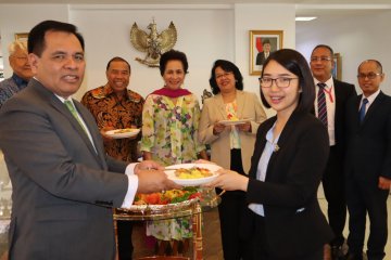 Pemotongan tumpeng tandai hari pertama KBRI Beijing