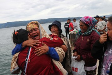 Jenazah korban kapal tenggelam Danau Toba dimakamkan