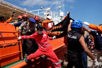 Korban kapal tenggelam di Makassar