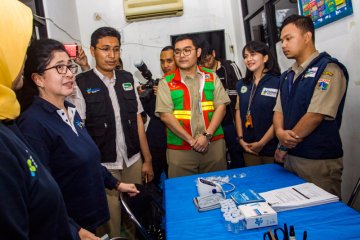 Foto kemarin: Menkes tinjau Terminal Kampung Rambutan