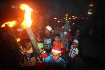 Pawai obor sambut Idul Fitri