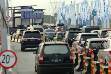 Pemudik antre di gardu tol darurat