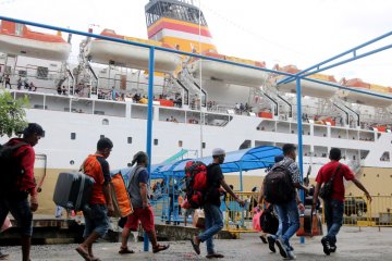 Pemudik menginap di pelabuhan penyeberangan Gorontalo