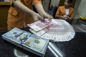 Yuan berbalik naik 12 basis poin, menjadi 6,9148 terhadap dolar AS