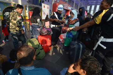 Jelang Lebaran, Stasiun Senen masih dipadati pemudik