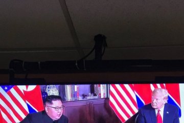 Tiba di tempat sekitar 07.30 WIB, Trump dan Kim akhirnya bertemu