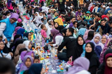 Ribuan muslim-non muslim "Bukber on the Street" di Jalan Asia-Afrika Bandung