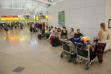Sejumlah penumpang memilih bertahan di Bandara Bali