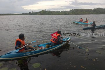Bersihkan Danau Dendam Tak Sudah