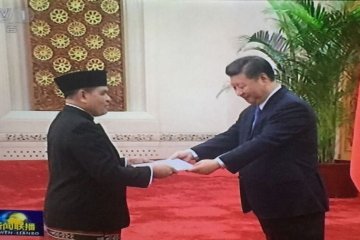 Djauhari Oratmangun bersarung menghadap Presiden China
