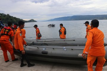 TNI kirim alat tentukan lokasi kapal tenggelam di Danau Toba