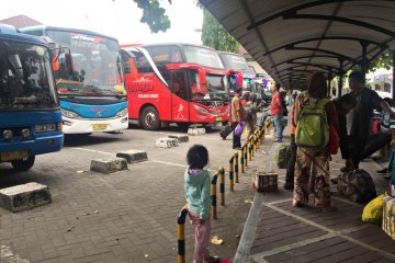 Bus dari Surabaya sempat alami keterlambatan masuk Giwangan