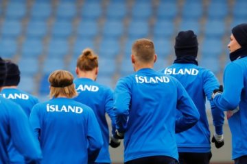 Pendukung Islandia pemanasan dengan "tepukan viking"