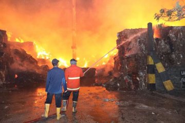 Sebagian pabrik kertas Pakerin Sidoarjo terbakar