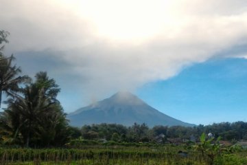 Merapi meletus Jumat pagi, warga diimbau waspadai hujan abu