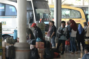 Pemudik tujuan Surabaya tiba di Terminal Purabaya