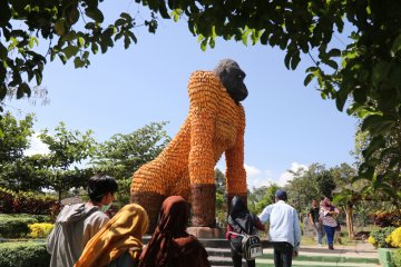 Patung Gorila Raksasa Dari Jagung