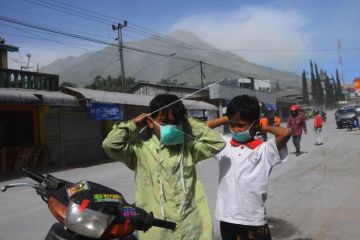 Relawan bagikan masker