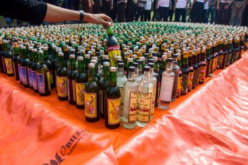 Polsek Cengkareng sita ratusan botol miras