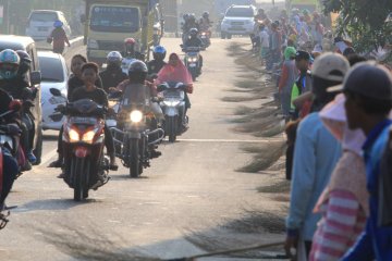 Ratusan pengemis bersapu di Indramayu dan mitos di baliknya