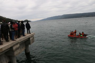 Camat diinstruksikan pantau pinggiran Danau Toba