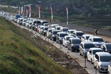 Tol Jakarta-Cikampek menuju Cipali padat merayap
