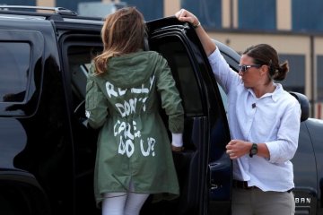 Melania Trump kenakan jaket "Saya benar-benar tak peduli"  kunjungi pusat penahanan anak