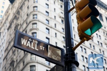 Wall Street bervariasi di tengah jatuhnya saham Tesla dan data positif