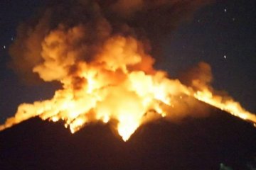 Lontaran lava pijar Gunung Agung Senin malam sampai 1,5 km