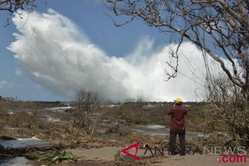 Puluhan warung Pantai Jayanti Cianjur dirusak gelombang