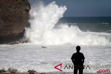 Tinggi gelombang pantai selatan diprediksi 4 meter