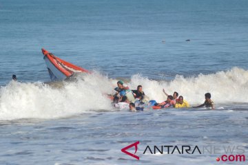 Kapal berisi wartawan terbalik dihantam ombak Bono Riau