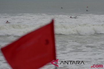 Peringatan ombak tinggi di pantai kuta