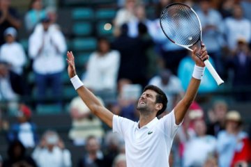 Djokovic taklukkan kegelapan menuju perempat final Wimbledon