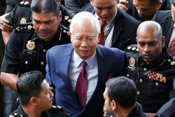 Najib Razak didakwa terima suap, salahgunakan dana